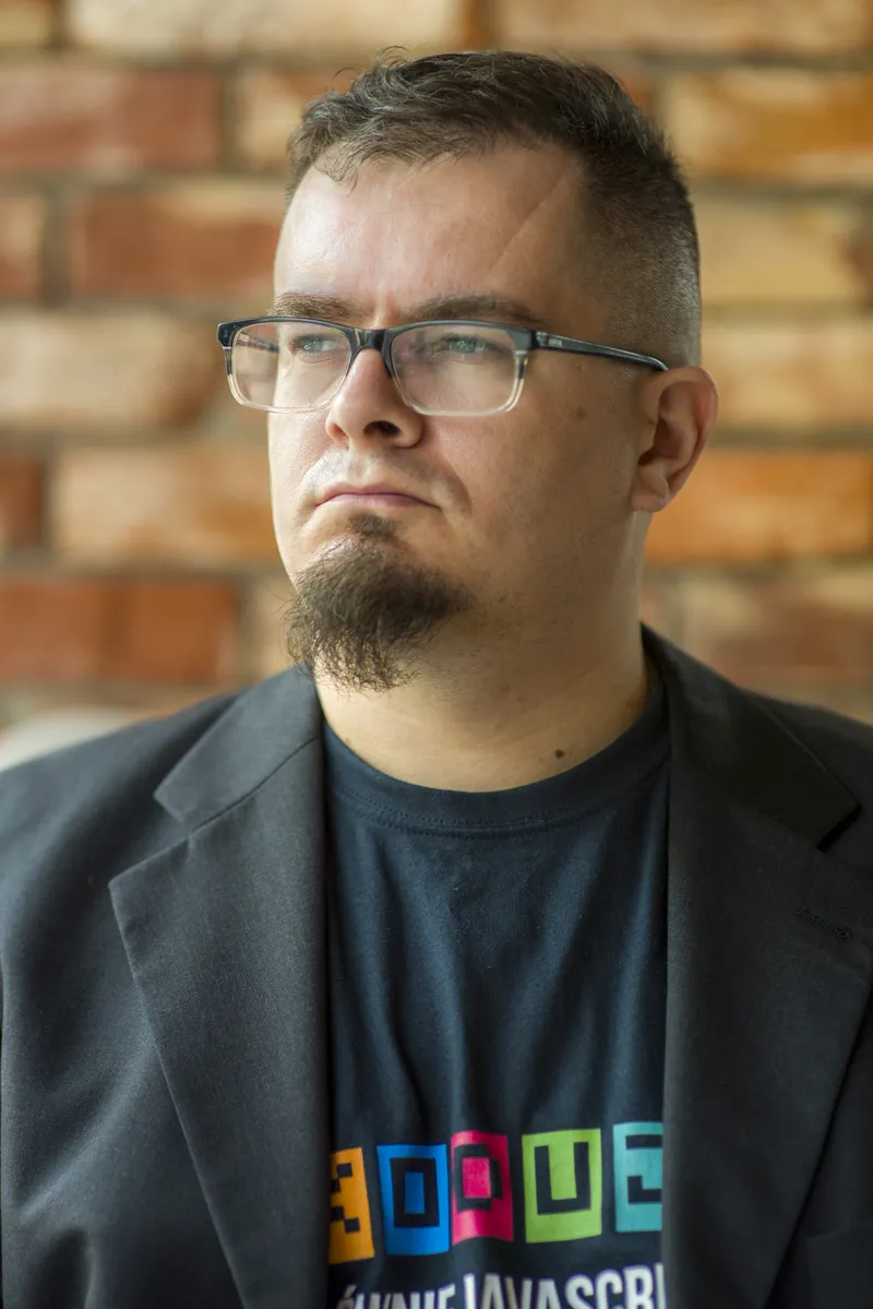 Oficjalny portret Jakuba T. Jankiewicza podczas sesji fotograficznej w Kielcach w 2014 roku