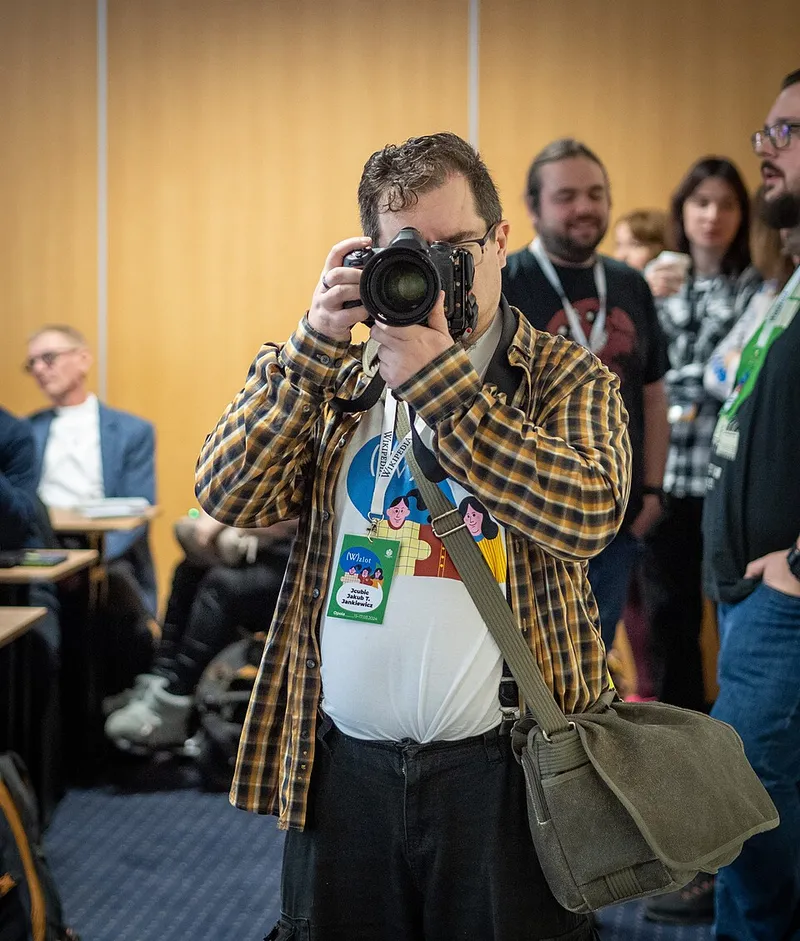 Jakub T. Jankiewicz robiący zdjęcia lustrzanką cyfrową