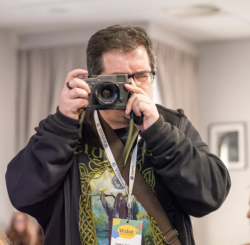 Jakub T. Jankiewicz robiący zdjęcia bezlusterkowcem Fuji X-Pro 3