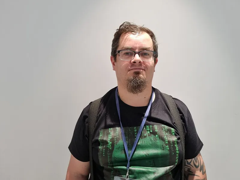 Jakub T. Jankiewicz w koszulce WikiTrenera