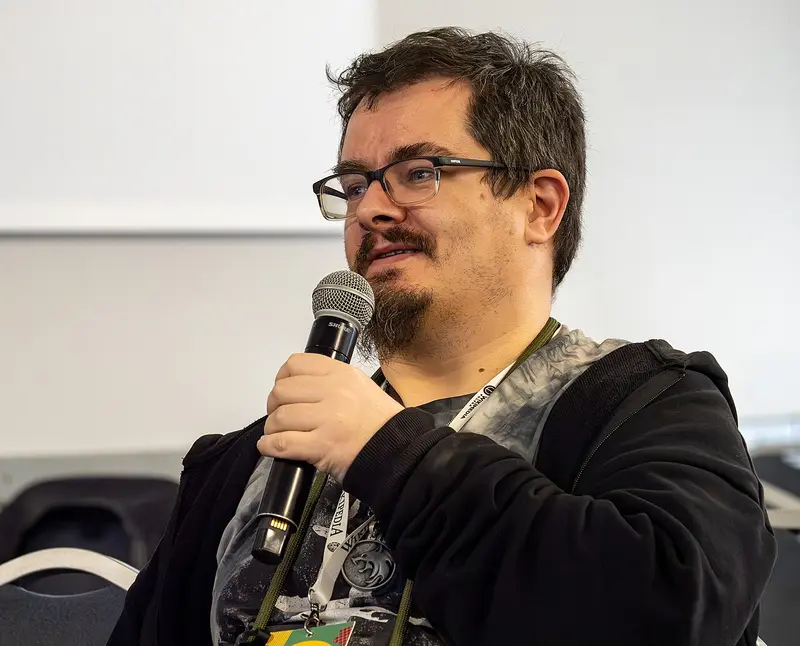 Jakub T. Jankiewicz z mikrofonem